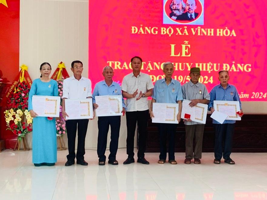 Đảng bộ xã Vĩnh Hòa trao Huy hiệu Đảng đợt 19/5/2024