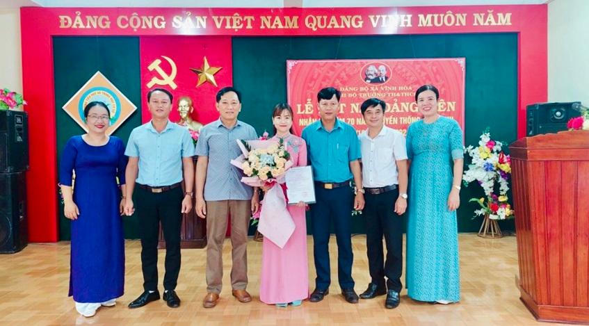 Chi bộ trường TH&THCS Vĩnh Hoà tổ chức Lễ kết nạp đảng viên