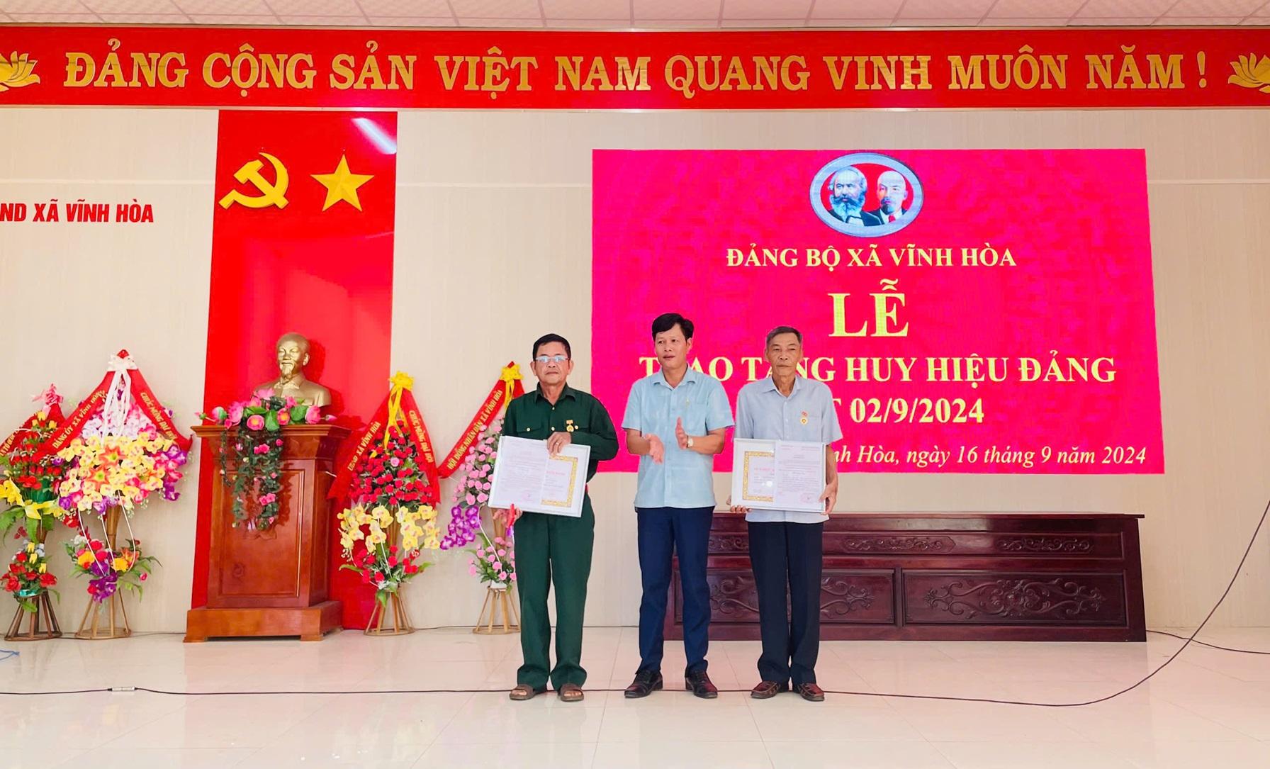 Đảng bộ xã Vĩnh Hoà trao Huy hiệu Đảng đợt 02/9/2024.