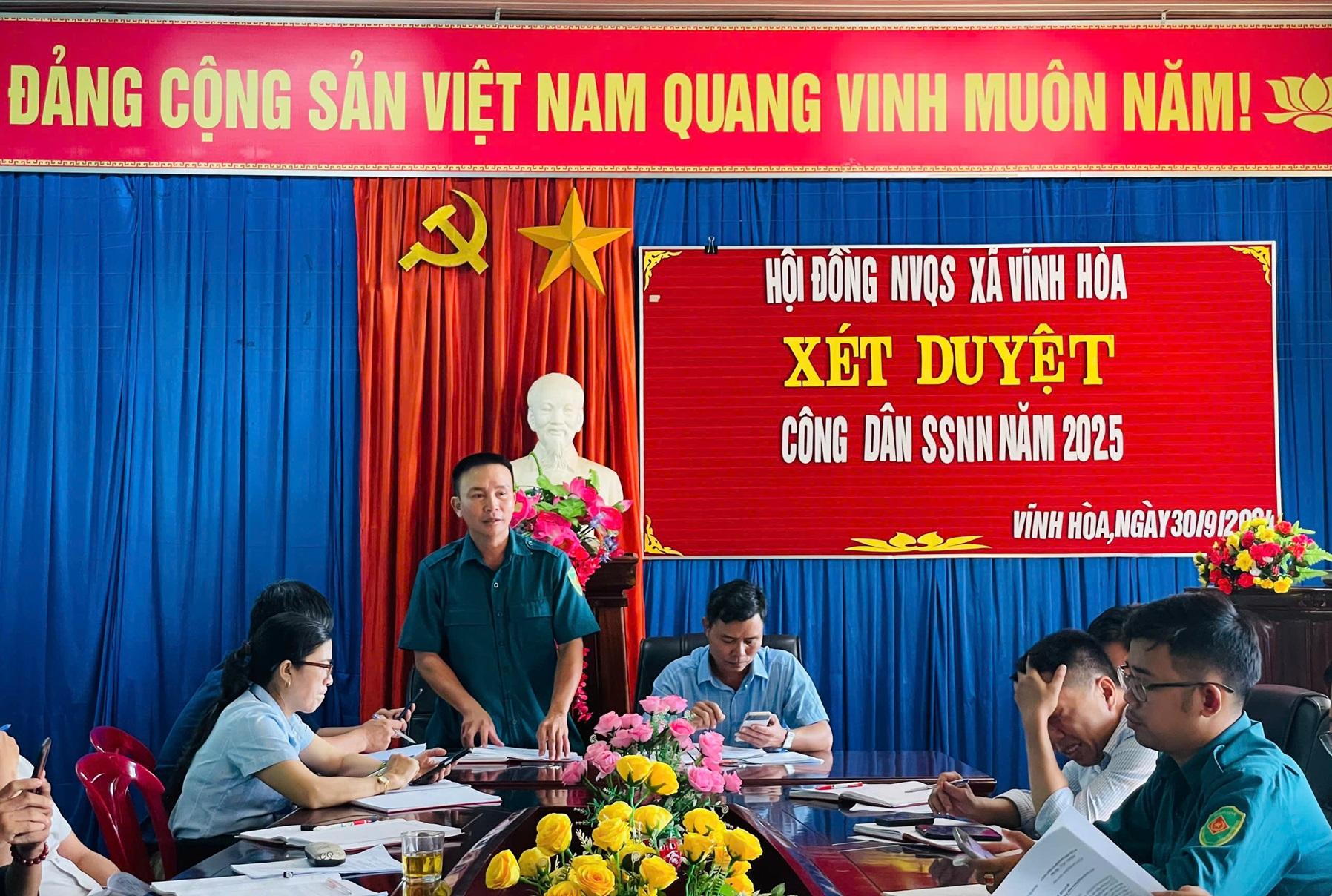 Hội đồng NVQS xã Vĩnh Hoà xét tuyển các công dân sẵn sàng nhập ngũ năm 2025.